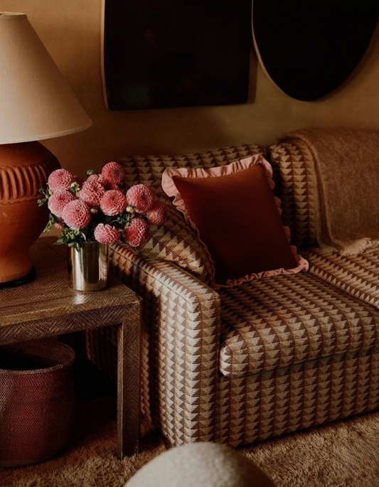 Omega Dekoratif Fırfır Kadife Kırlent